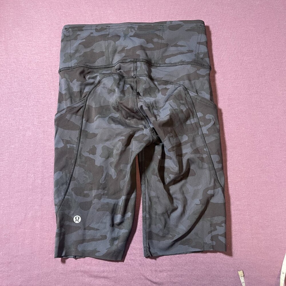 Lululemon Fast And Free Short 10" Bike Shorts in Dark Camo - Size 4 Pockets